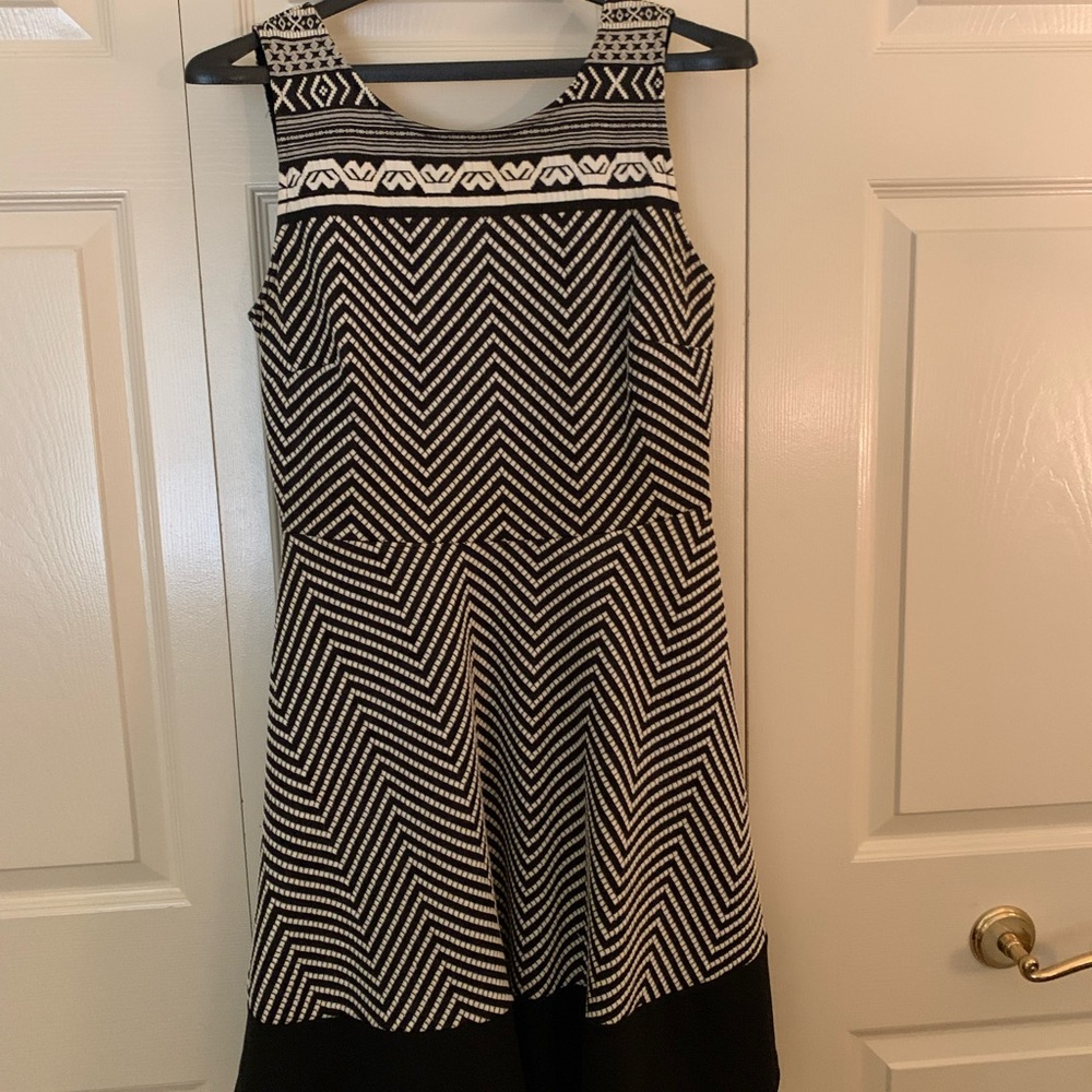 Wonderful fit flare summer dress M Pairs well with red black or tan belt